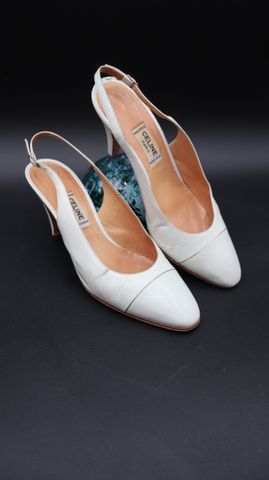 CELINE – Paire de chaussures ouvertes à talon en cuir blanc. Poin...