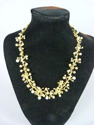 gros plan d'un collier sur un présentoir pour mannequin