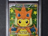 gros plan d'une carte à collectionner pokemon sur une table