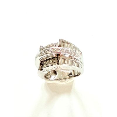 une image d'une bague en diamant sur fond blanc