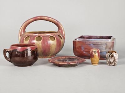 de nombreux types de vases et de bols sur la table