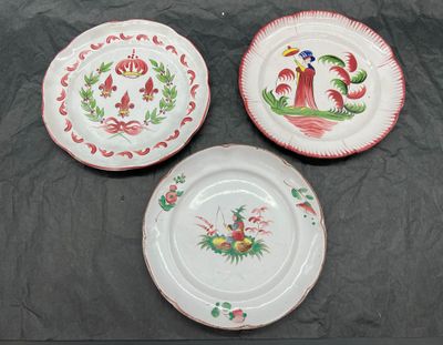 trois assiettes ornées de motifs d'oiseaux et de fleurs, posées sur une table
