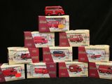une pile de boîtes rouges et blanches surmontée d'un bus rouge