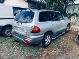 un SUV argenté garé devant une camionnette blanche