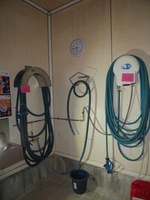 Plusieurs tuyaux sont raccordés à un mur dans une pièce.
