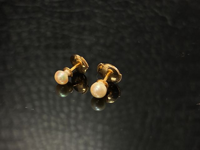 Paire de boutons d’oreilles en or 18 carats 750 millièmes à décor...