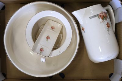 une boîte contenant une tasse et une assiette