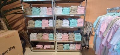 Stock d'environ 2300 tee-shirts, 260 sweat-shirts, 600 casquettes, 200 - Photo 1