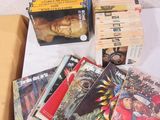 une boîte remplie de livres et de magazines posée sur une table