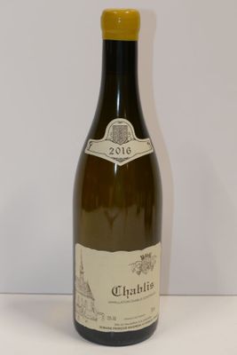 une bouteille de vin posée sur une table