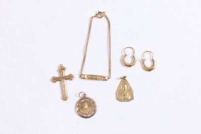 un collier en or, des boucles d'oreilles et une croix sur fond blanc