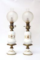Paire de lampes en verre opalin à décor peint polychrome et …