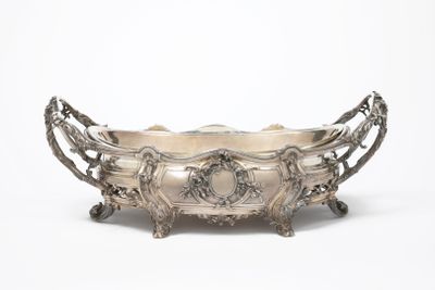 silver plated bowl with handles and handles on a stand