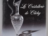 la couverture d'un livre sur laquelle figure l'image d'un vase en verre