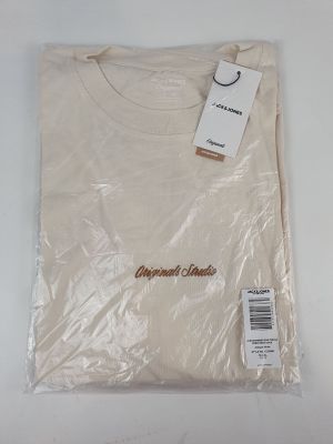 une photo d'un t-shirt blanc avec une étiquette dessus
