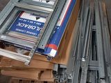 une pile de rails métalliques posée sur une palette dans un entrepôt