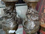 deux vases en bronze exposés dans une vitrine