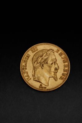 une pièce d'or « sovereign » sur laquelle est représenté le visage d'un homme
