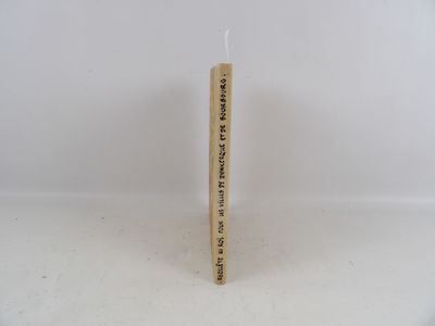 une bougie posée sur une table