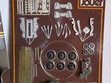 une photo d'une photo représentant un trousseau de clés et des outils