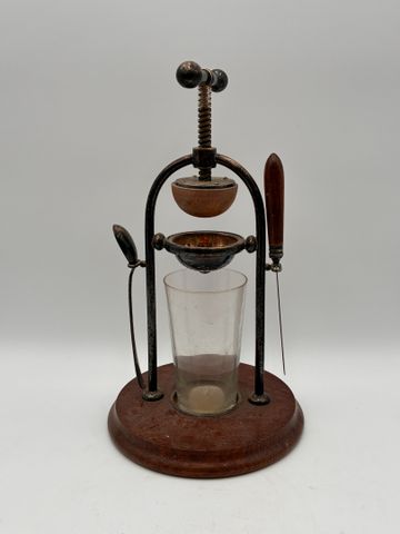 Presse agrume ancien en métal argenté