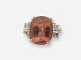une bague en tourmaline orange et diamants