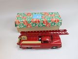 un camion de pompiers miniature avec une caisse à l'arrière