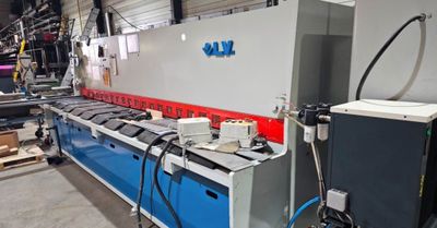 une grande machine installée dans un bâtiment