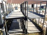 de nombreuses étagères métalliques installées sur le côté d'un immeuble