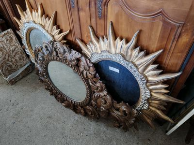 deux miroirs posés l'un à côté de l'autre sur le sol