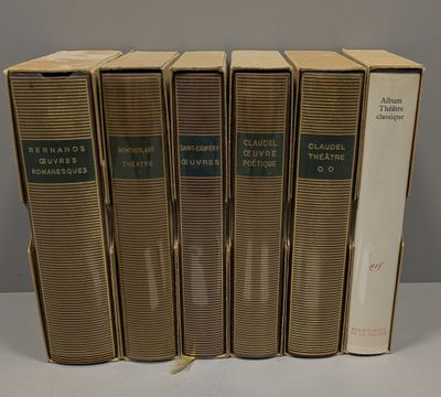quatre livres sont empilés sur une table