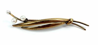 an image of a close up of a brooch with pearls on it