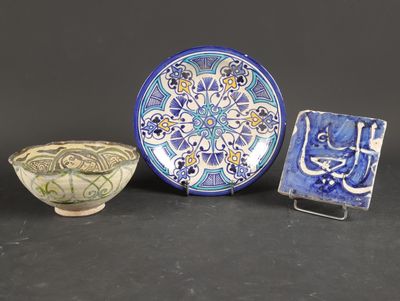 three pieces of pottery sitting on top of a table next to each other