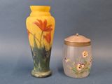 deux vases posés l'un à côté de l'autre sur une surface bleue