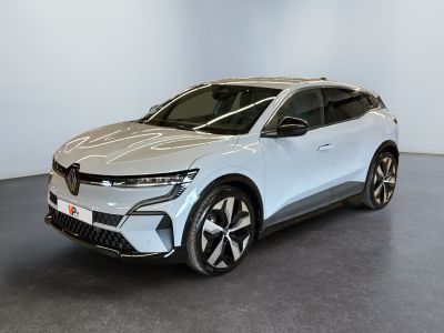 Une voiture blanche est garée dans une pièce au sol noir.