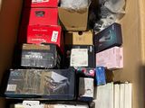 une boîte en carton remplie de matériel électronique sur le sol