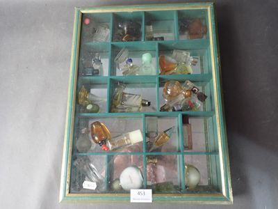 une boîte en verre contenant de nombreux objets en verre