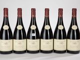 six bouteilles de vin rouge alignées