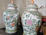 deux vases posés sur une table