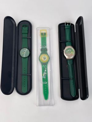 une montre verte avec un boîtier noir et un bracelet vert