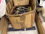 une boîte en carton remplie d'objets divers et d'une peluche