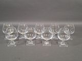 six verres à vin vides alignés sur une table
