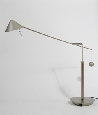 l'image d'une lampe posée sur une table