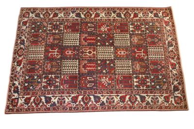 un tapis rouge et bleu sur fond blanc