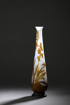 un vase blanc et doré posé sur une table