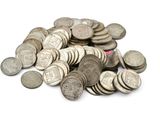 une pile de pièces d'argent sur une surface blanche