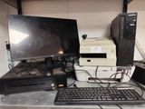 un bureau d'ordinateur équipé d'un écran, d'un clavier, d'une souris et d'une imprimante