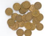 une pile de vieilles pièces de monnaie sur une surface blanche