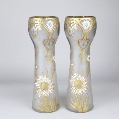 une paire de vases en argent ornés de motifs dorés et blancs