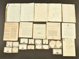 une image montrant une pile de vieux livres et de vieux papiers posés sur une table